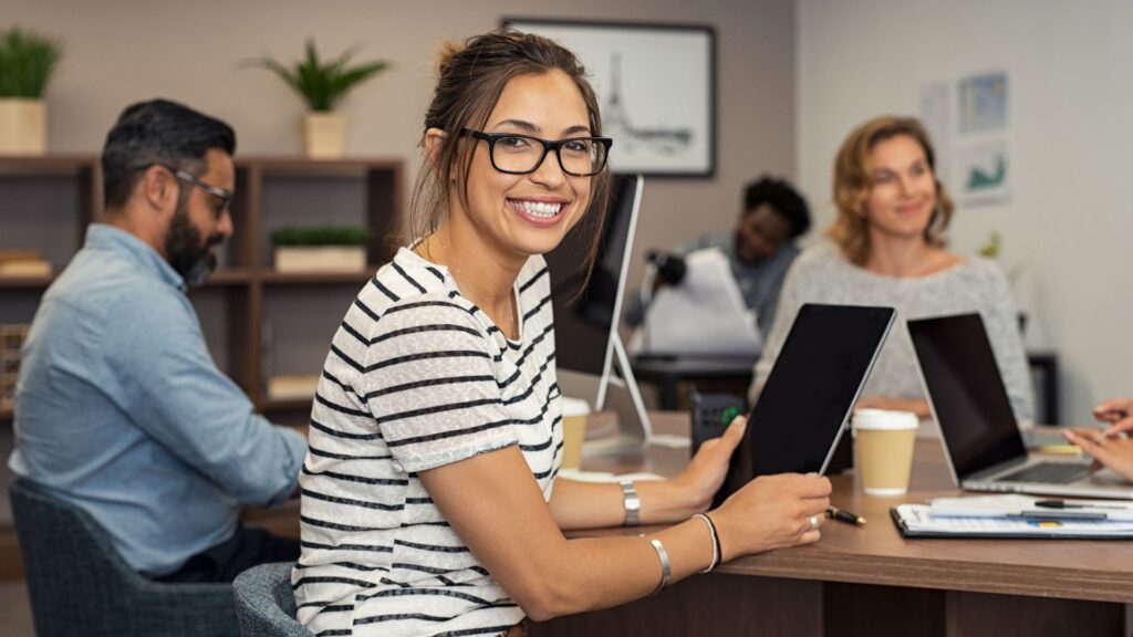 Felicidade no trabalho promovendo sorrisos para um ambiente mais saudável