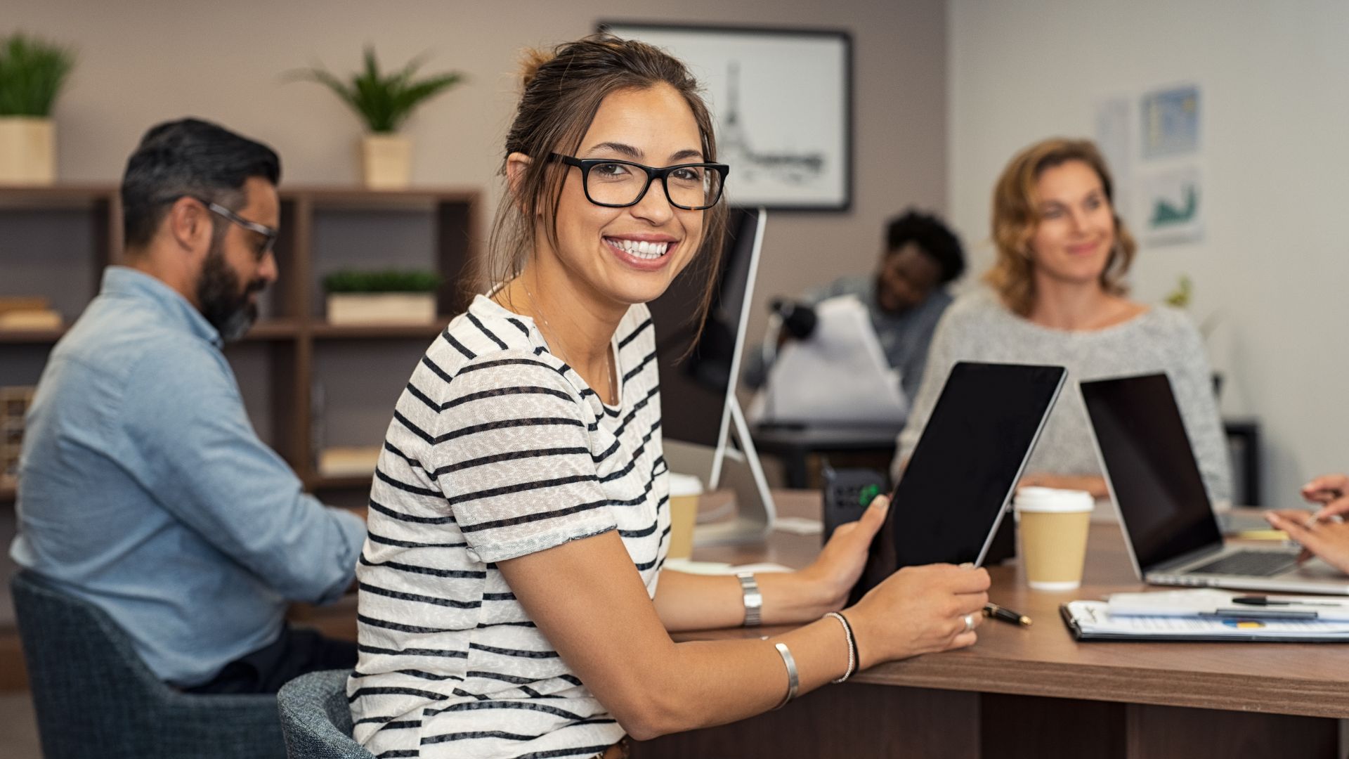 Felicidade no trabalho promovendo sorrisos para um ambiente mais saudável
